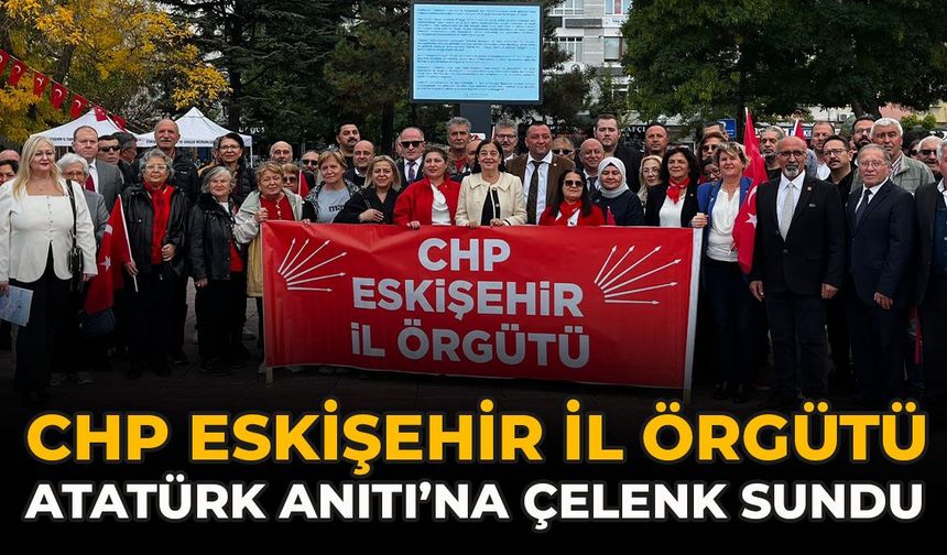 CHP Eskişehir İl Örgütü Atatürk Anıtı’na Çelenk Sundu