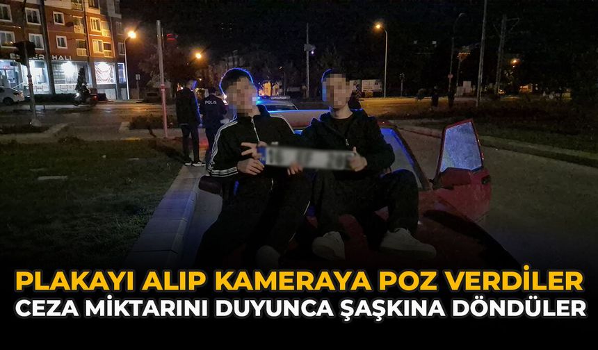 Plakayı Alıp Kameraya Poz Verdiler: Ceza Miktarını Duyunca Şaşkına Döndüler