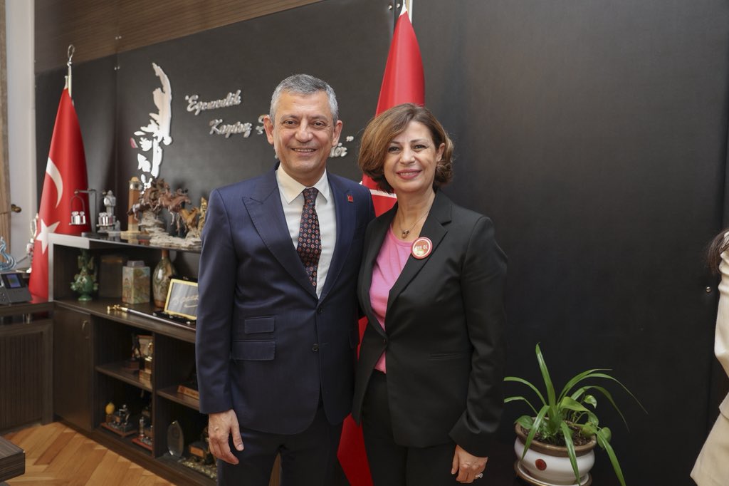 ayse-unluce-ozgur-ozel