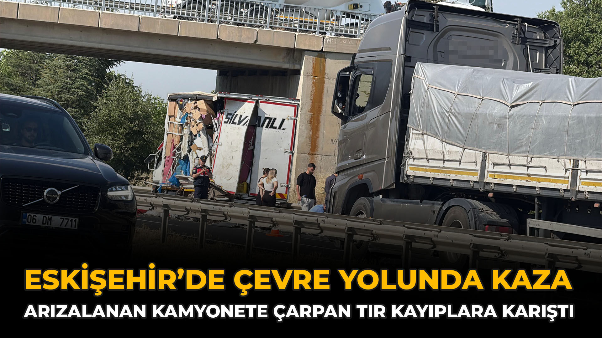 Eskişehir’de Çevre Yolunda Kaza: Arızalanan Kamyonete Çarpan Tır Kayıplara Karıştı