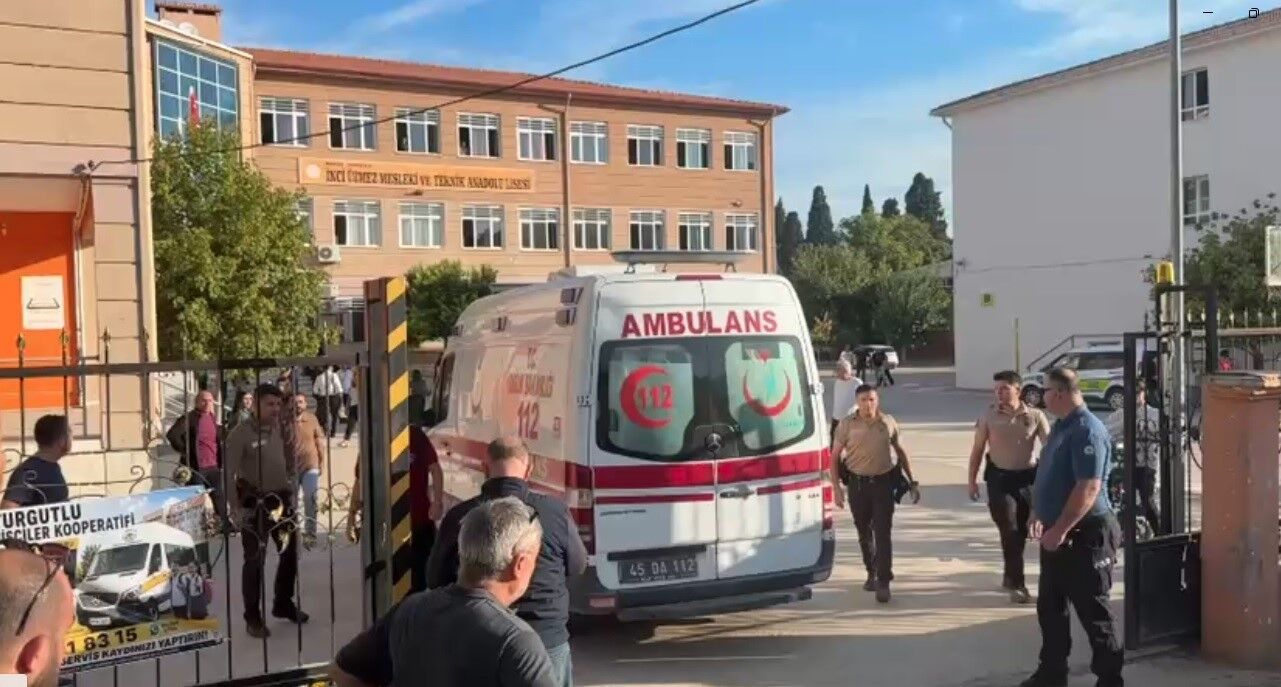 SON DAKİKA: Manisa'da Liseye Silahlı Saldırı! Yaralı Öğrenciler Var