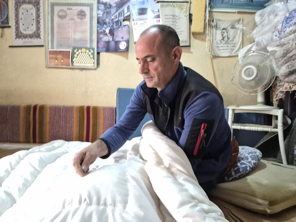 Eskişehir’de Havalar Soğudu, El Yapımı Yün Yorganlara Talep Arttı