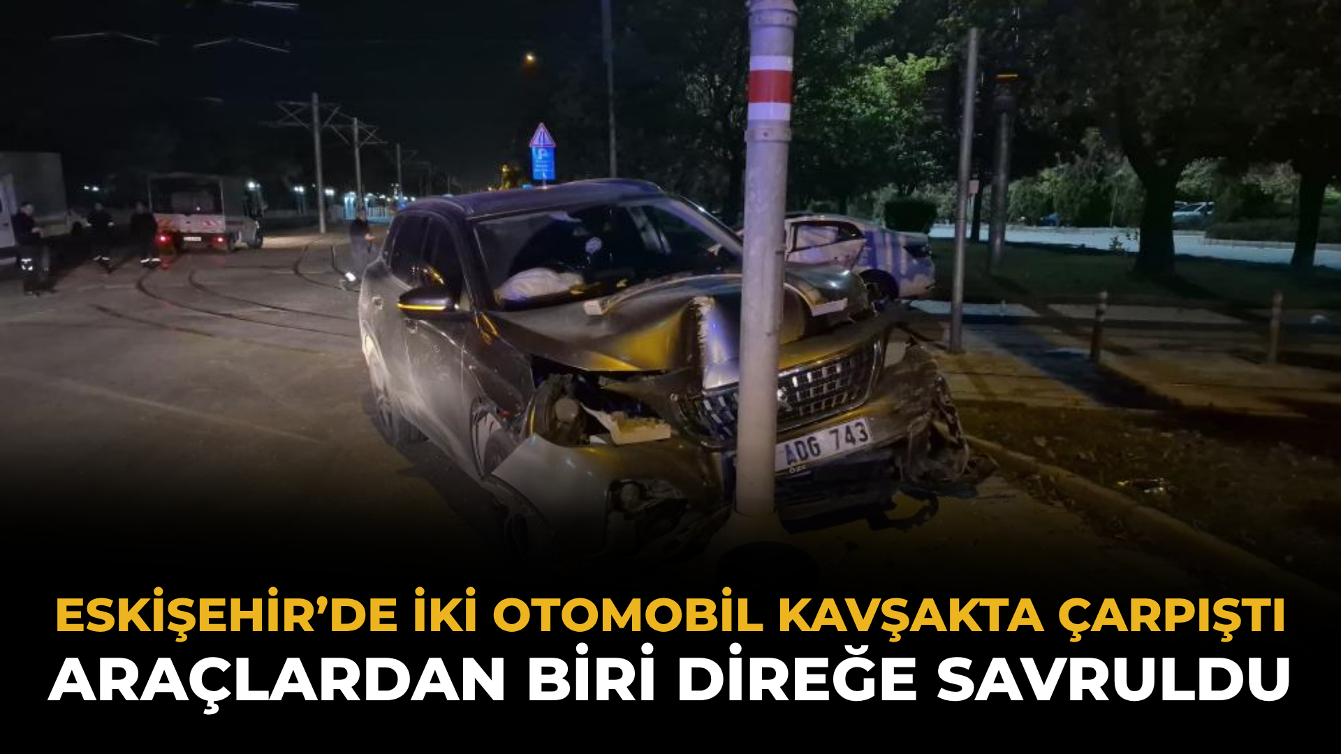 Eskişehir’de İki Otomobil Kavşakta Çarpıştı: Araçlardan Biri Direğe Savruldu