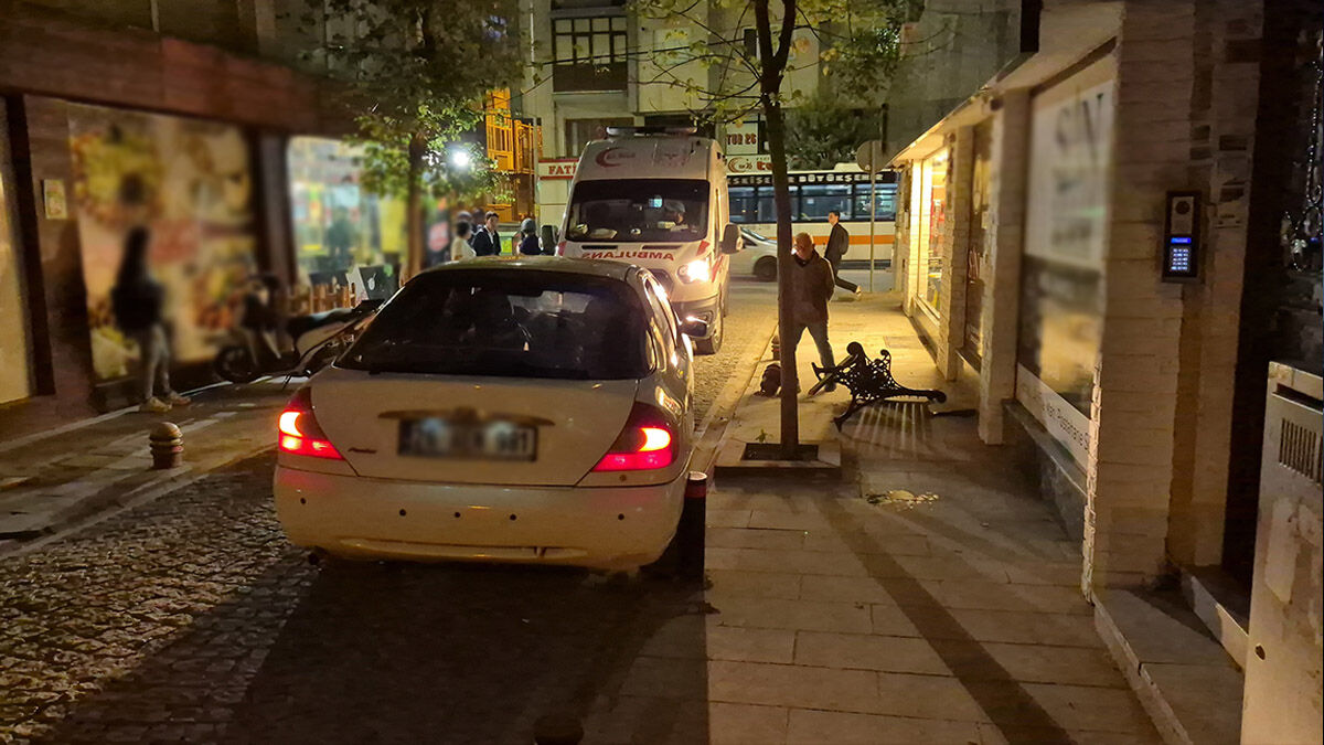 Eskişehir’de Otomobil Bankta Oturan İki Çocuğa Çarptı